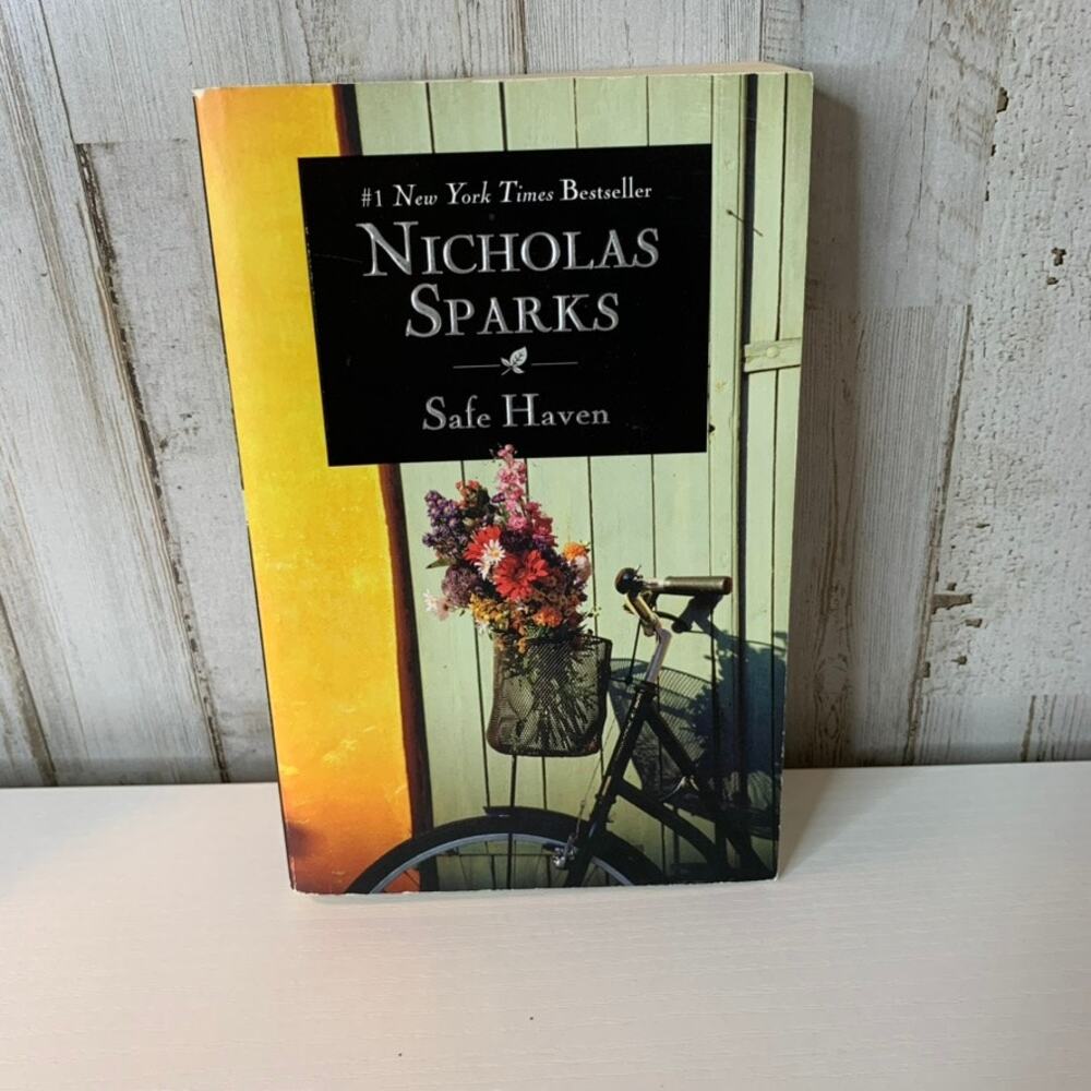 Safe Haven Paperback Novel by Nicholas Sparks 343 Pages #1 NYT Bestseller